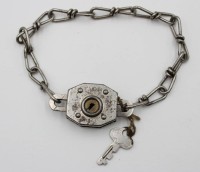 Auktion 367<br>Schloss mit kurzer Kette, &auml;lter, gemarkt "LEVER", Kette ca. L-34cm