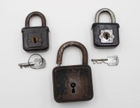 Auktion 367<br>3x div. &auml;ltere Vorh&auml;ngeschl&ouml;sser, 2x Schl&uuml;ssel anbei, Gr&ouml;&szlig;te L-9cm