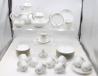 Auktion 367<br>Restservice, 19. Jhd., Kaffeekanne, Teekanne, Michk&auml;nnchen (Griff geklebt), 12x gr. U.T. (1x bestossen), 12x U.T., 11x Tassen (2x bestossen), Kanne ca. H-25cm Tassen H-7cm