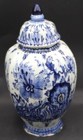 Auktion 367<br>gr. Deckelvase "Delft's blue" handgemalt, H-33 cm, Stand minim. Abplatzer