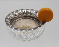 Auktion 367<br>Art-D&eacute;co Teesieb mit Glasschale, Bakelit-Griff, ca. D-7cm