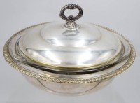 Auktion 367 / Los 11042 <br>Warmhalteschale, Messing versilbert, Gebrauchsspuren, Glaseinsatz (wohl nicht original), ca. H-16cm D-25,5cm