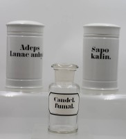 Auktion 367<br>3x Apotheken-Gef&auml;sse, 2x Porzellan 1x Glas, je beschriftet, ca. H-17,5 bis 19,5cm