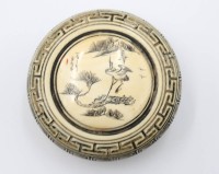 Auktion 367 / Los 15512 <br>runde  gravierte Dose aus Bein, um 1900 , Japan , ca. H-3cm D-6cm