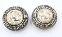 Auktion 367<br>paar runde gravierte Dosen aus Bein, um 1900 , Japan, ca. H-3cm D-5,3cm