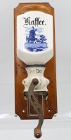 Auktion 367<br>Wandkaffeem&uuml;hle, &auml;lter, M&uuml;hlenmotive, ca. H-38cm B-13,5cm