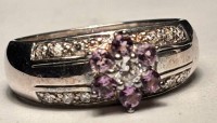 Auktion 367<br>Silberring-925-, Bl&uuml;te mit lila Bl&auml;ttern, klaren Centerstein, RG 60, 5,7 gr