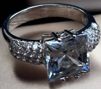 Auktion 367<br>Silberring_925- mit klaren Steinen, mittig gr. hellblauer Centerstein, RG 60, 5,6 gr., ungetragen