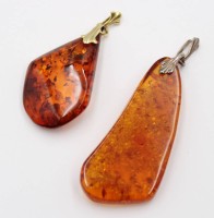 Auktion 367<br>2x  Bernsteinanh&auml;nger, 1x 333er GG Schlie&szlig;e, ca. L-6,2 u. 4,5cm