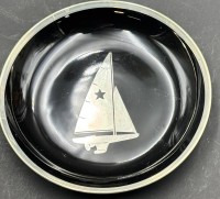 Auktion 367<br>F&uuml;rstenberg Schale mit Segelboot, Feinsilber-1000- Auflage, Rand ebenso, D-14 cm