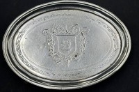 Auktion 367 / Los 11044 <br>Silberplatte auf vier F&uuml;sschen, -925-, London 1801, Wappen mit Krone und Eber,  114 gr.,  15,5x11 cm