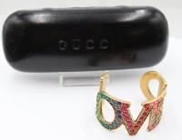 Auktion 367<br>Brillenetui und Armspange, "GUCCI", bei Spange fehlen Steine, Etui mit Gebrauchsspuren, Spange ca. D-5,5cm