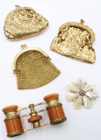 Auktion 367<br>3x kl. Geldb&ouml;rsen, Vintage Brosche und Opernglas, B&ouml;rsen ca. 8,5 x 8cm