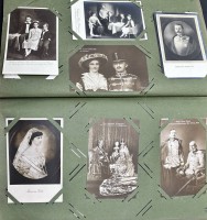 Auktion 367<br>Postkartenalbum mit 163 Postkarten, Europ. Hochadel, aber grossteils Deutsche L&auml;nder, einige gelaufen, einige r&uuml;ckseitig handschriftliche Erl&auml;uterungen, um 1900-1910