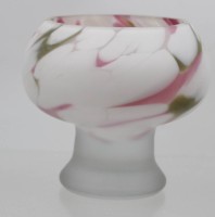 Auktion 371 / Los 10046 <br>Zelda-Schale auf Fu&szlig;,  Entw. Monica Backstr&ouml;m f&uuml;r Kosta Boda, ca. H-12cm