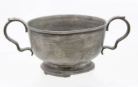 Auktion 367<br>Zinn-Henkelschale, &auml;lter, Stand besch&auml;digt, ca. H-8,5cm D-13cm