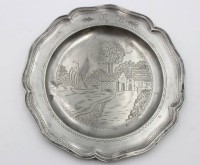 Auktion 367<br>Zinnteller mit Uferszene, monogrammiert "R.B.", gepunzt, D-23,5cm