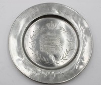 Auktion 367<br>Zinnteller mit Wappengravur, datiert 1863, ca. D-22,5cm