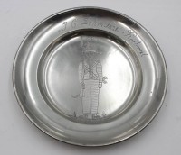 Auktion 367<br>tiefer Zinnteller, gaviert mit Soldaten, Namensgravur und datiert 1831, ca. D-24,3cm