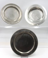 Auktion 367<br>3x div. antike Zinn-Teller, je mit div. Punzen, ca. D-24 bis 26,5cm