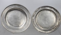 Auktion 367<br>2x gr. Zinn-Teller,  je monogrammiert, div. Punzen, Altersspuren, ca. D-31,5cm