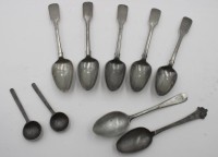 Auktion 367<br>9x div. Zinn-L&ouml;ffel, 18./19. Jhd., teilw. Altersspuren, ca. L-12 bis 21,5cm