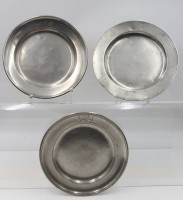 Auktion 367<br>3x div. Zinnteller, &auml;lter, je mit Gravuren und Punzierungen, ca. D-23,3cm