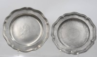 Auktion 367<br>2x div. Zinn-Teller , 18./19. Jhd., je monogrammiert u. punziert, ca. D-24cm