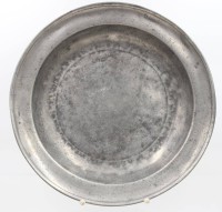 Auktion 367<br>Zinnschale, Namensgravur und datiert 1861, ca. H.5,8cm D-36,5cm