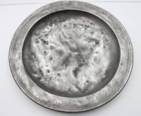 Auktion 367<br>gr. Zinn-Platte, Namensgravur und datiert 1870, leider gerissen, ca. D-38,5cm