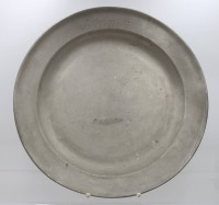 Auktion 367<br>gr. runde Zinnplatte, Namensgravur und datiert 1768, Altersspuren. ca. D-43cm