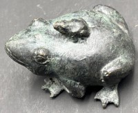 Auktion 367<br>FROSCH OKIMONO JAPANISCHE BRONZE Meiji  , auf R&uuml;cken Junges, ca. 10x8 cm