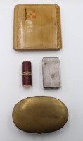 Auktion 367<br>Raucher-Konvolut, Zigarettenetui mit  Reederei-Wappen Holz, Messing-Tabatiere, 2x div. &auml;ltere Feuerzeuge