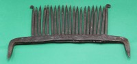 Auktion 367<br>grosser Riffelkamm (Flachsrechen), Schmiedeeisen, dat. 1871, B-40 cm, H-ca. 26 cm