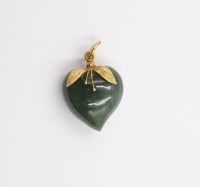 Auktion 369<br>Herzanh&auml;nger, mit 18 K Goldmontur, wohl Nephrit -Jade, ca. L-2,5cm
