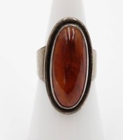 Auktion 367<br>Bernstein-Ring, &auml;lter, 925er Silber, zus. ca. 6,4gr., RG 54/55