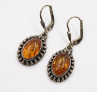 Auktion 367<br>925er Silber-Ohrh&auml;nger mit Bernstein, &auml;lter, zus. 5,6gr., L-3cm