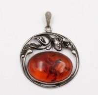 Auktion 367<br>Silberanh&auml;nger mit Bernstein, wohl um 1920, 9gr., 4,5 x 3,5cm