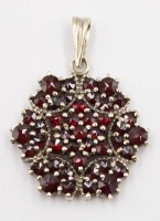 Auktion 367<br>Granatanh&auml;nger, Silberfassung (gepr.), 4gr., ca. D-2cm