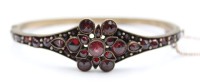 Auktion 367<br>antikes Armband, Granat, wohl Tombak, ca.  D-5,8cm