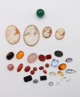 Auktion 367<br>Konvolut Ausfassware, 4 Gemmen sowie div. Schmucksteine