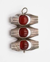 Auktion 367<br>Design-Brosche, Finland, Kultasepp&auml; Salovaara , Karneolkugeln, zus. ca. 11,4gr., L-4,2cm