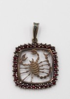 Auktion 367<br>Sternzeichenanh&auml;nger, Skorpion, 800er Silber, Granatbesatz (1 Stein fehlt), ca. L-3,5cm, 3,9gr.