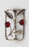 Auktion 367<br>830er Silber-Brosche, A.B., roter Steinbesatz, 4,3gr., 3,2 x 2,2cm
