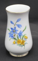 Auktion 367<br>Vase "Meissen" Feldblumen, H-10,5 cm, Schwerter durchschliffen