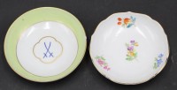 Auktion 367<br>2x kl. Sch&auml;lchen "Meissen", D-ca. 8 cm, 1x erste, 1x zweite Wahl, 1x Rand mit Chip