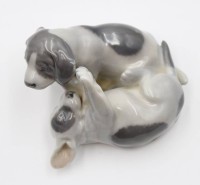 Auktion 367<br>Welpengruppe, Nr. 453,  Entw. Erik Nielsen f&uuml;r Royal Copenhagen, ca. H-5,5cm B-10,5cm