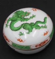 Auktion 367<br>Deckeldose "Meissen" gr&uuml;ner Drache, 2.Wahl, Innenrand fehlt St&uuml;ck, H-6 cm, D-8 cm