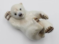 Auktion 367<br>liegender junger Eisb&auml;r, Bing &amp; Gr&ouml;ndahl, Modellnr. 2537, ca. H-10,8cm L-17,5cm