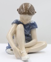 Auktion 367<br>Ballerina, Royal Copenhagen, Entw. John Calster, Modellnr. 4642, polychrom bemalt, H-15,5cm